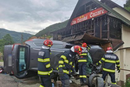 Accident pe Valea Oltului masina intrata intr o terasa