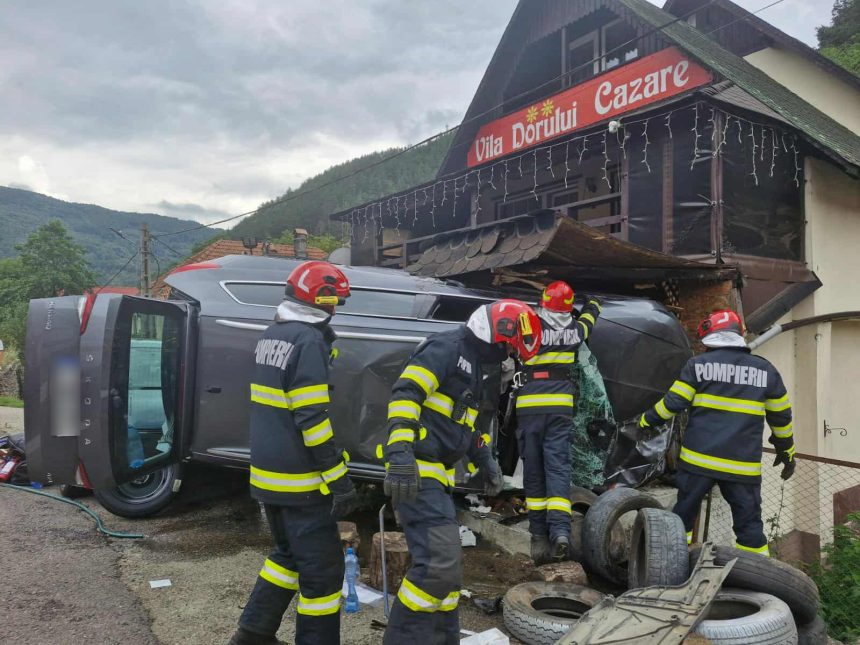 Accident pe Valea Oltului masina intrata intr o terasa