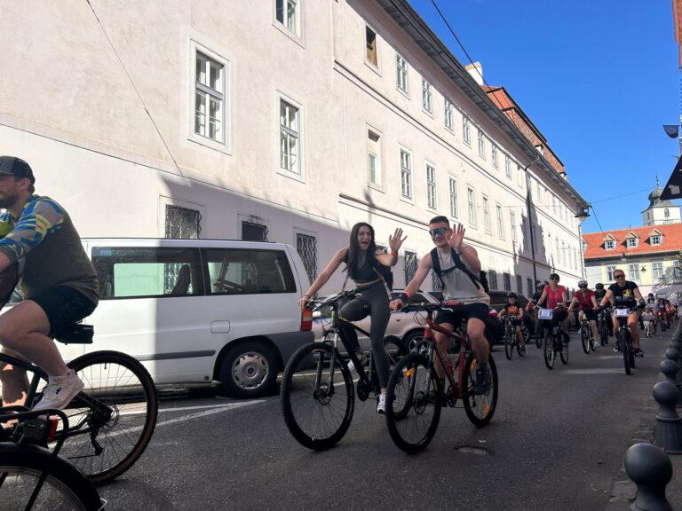 Au pedalat cu inima Zeci de copii si parinti la Sibiu