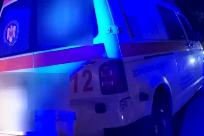 Barbat fura ambulanta poliia il opreste cu focuri
