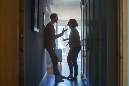 Batatie in familie sotii dati afara dupa agresiuni