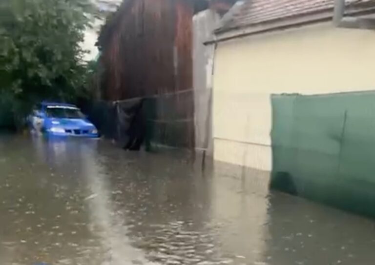 Bilanul dupa furtuna din Sibiu Acoperisuri si copaci doborati