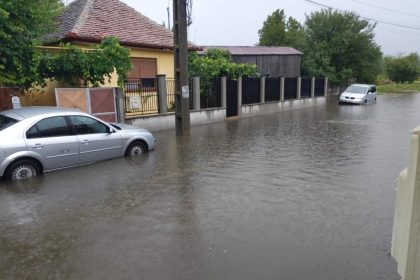 Canalizarea refuleaza la ploaie in zona Trei Stejari