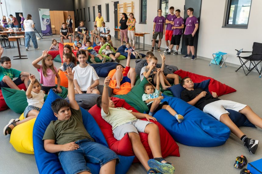 Copiii din Medias exploreaza robotica si echipa la Hai sa ne cunoastem