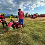 Drama pe munte Femeie si adolescent salvati cu elicopterul