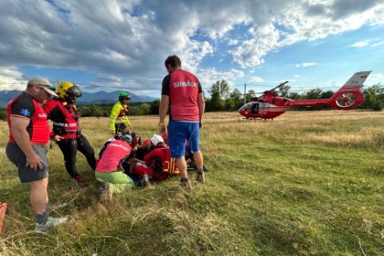 Drama pe munte Femeie si adolescent salvati cu elicopterul