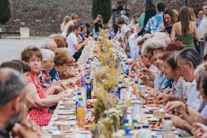 Eveniment record mondial la Alba Iulia Masa de 2 7 km reciclabila