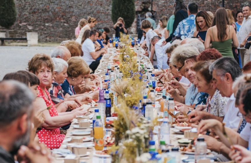Eveniment record mondial la Alba Iulia Masa de 2 7 km reciclabila