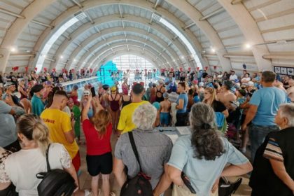 Explozie de energie la Medias Concurs de inot cu 100 de copii