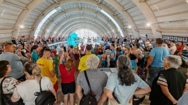 Explozie de energie la Medias Concurs de inot cu 100 de copii