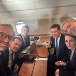 Fotografia zilei Dominic Fritz si Nicusor Dan selfie in avion Spartan
