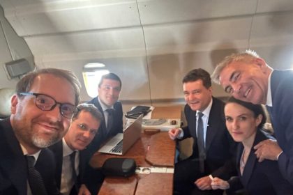 Fotografia zilei Dominic Fritz si Nicusor Dan selfie in avion Spartan