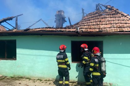 Incendiu devastator la o casa Acoperisul si mobila distruse