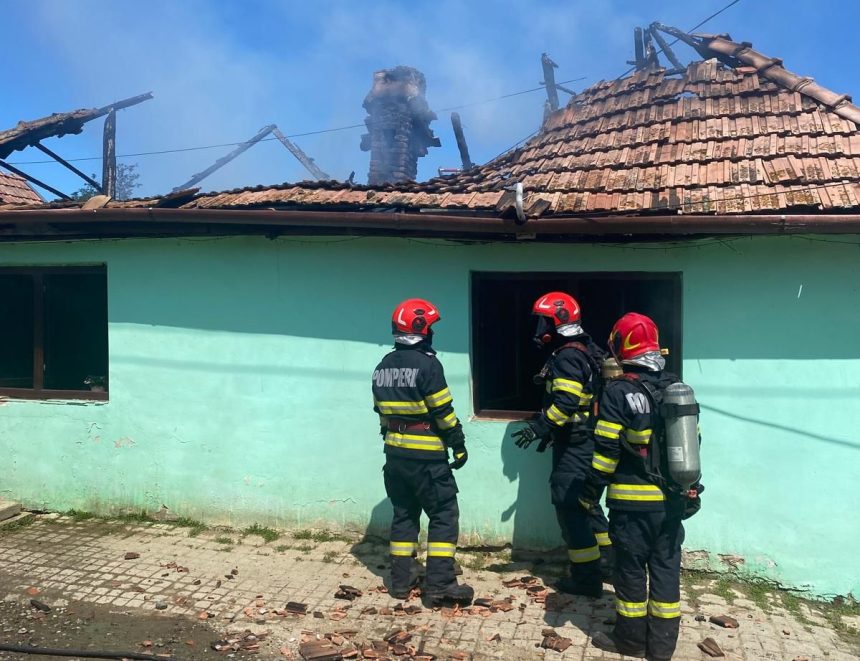 Incendiu devastator la o casa Acoperisul si mobila distruse