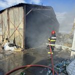 Incendiu puternic la hala deseurilor din Sura Mare
