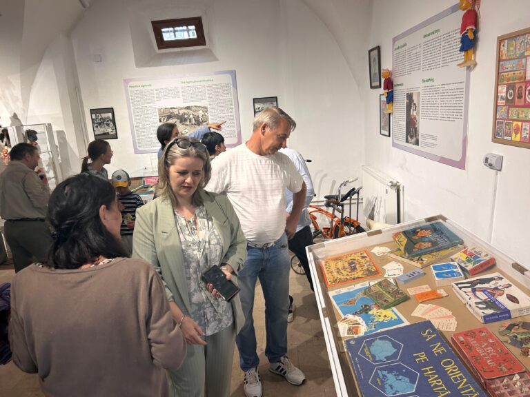 O lume pierduta Copilaria in comunism intre jocuri si lipsuri