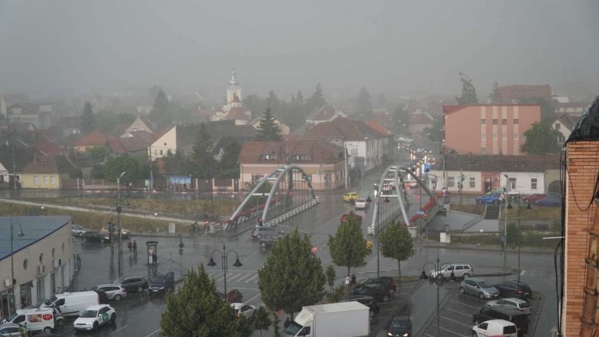 Ploi torentiale anuntate la Sibiu avertizari meteo noi
