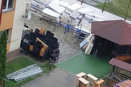 Saltele si mobilier abandonate la un camin din Sibiu