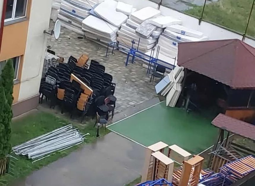 Saltele si mobilier abandonate la un camin din Sibiu