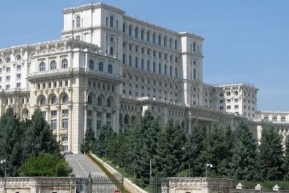 Scandal in Parlament Functionarii cer scoaterea antelor de pe Casa Poporului