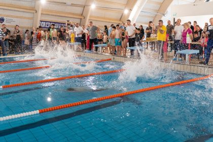 Start la bazin concurs de inot pentru copii in Medias