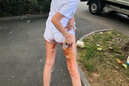 Tanara plina de vopsea dupa ce s a asezat pe o banca in Sibiu