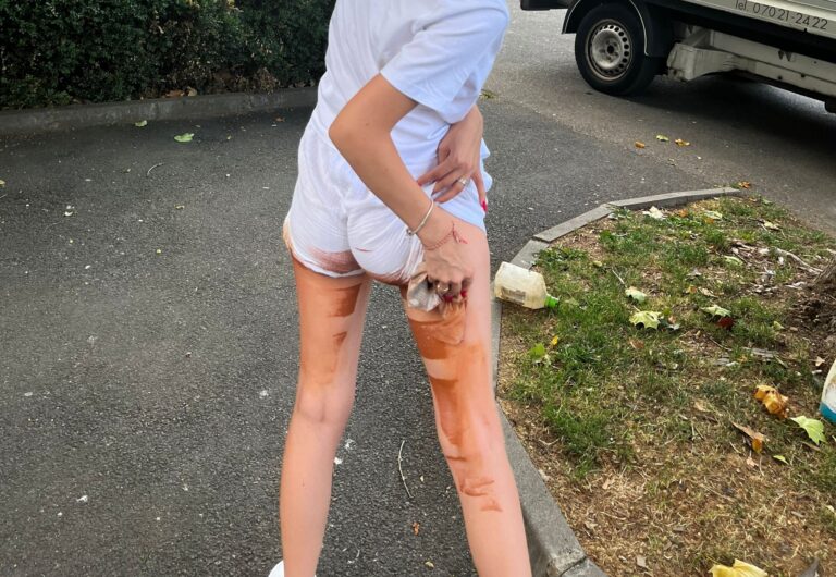 Tanara plina de vopsea dupa ce s a asezat pe o banca in Sibiu