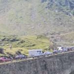Transfagarasanul plin de turisti trafic ingreunat