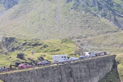 Transfagarasanul plin de turisti trafic ingreunat