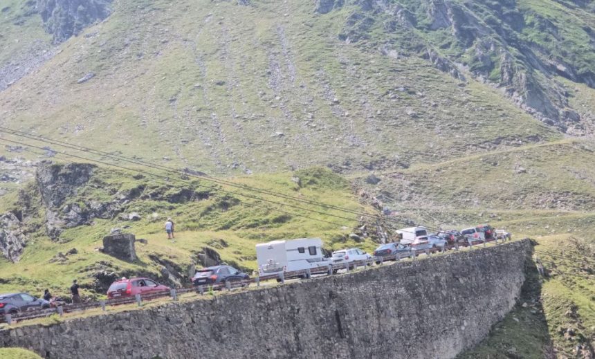 Transfagarasanul plin de turisti trafic ingreunat