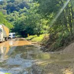 Valea Oltului blocata de aluviuni trafic afectat de viitura