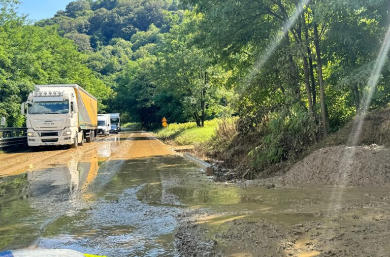 Valea Oltului blocata de aluviuni trafic afectat de viitura