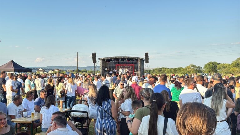 Ziua Familiei Cisnadiane magnet pentru comunitate Peste 1000 de oameni distractie si atmosfera placuta foto video