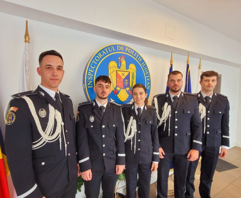 5 tineri ofiteri se altur IPJ Sibiu