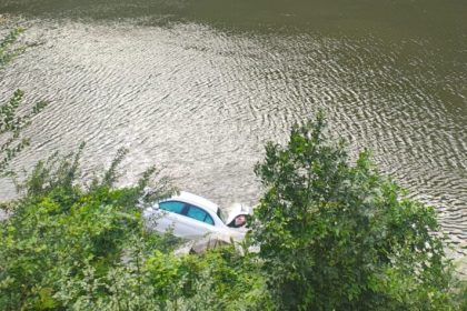 Accident pe Valea Oltului Masina in Olt foto