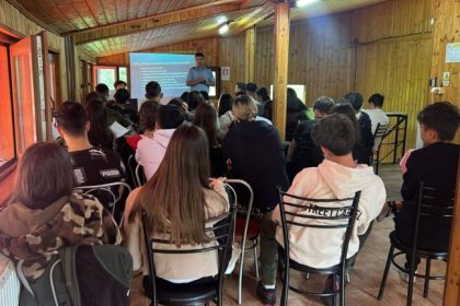 Adolescenta fara delincventa Jandarmii sibieni predau lectii anti bullying