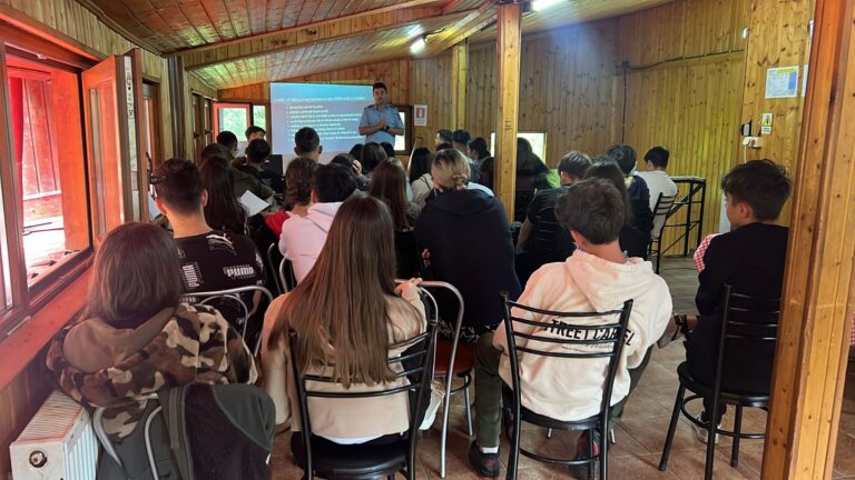 Adolescenta fara delincventa Jandarmii sibieni predau lectii anti bullying