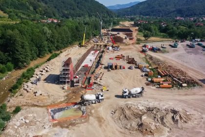 Autostrada Sibiu Pitesti santier urias 900 de oameni si 150 de utilaje