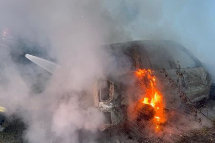 Autoturism distrus de incendiu pe drum forestier