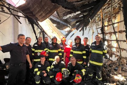 Biblie neatinsa de foc gasita dupa incendiu in Strehaia