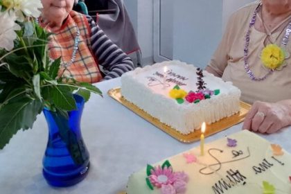 Bunicii din azilul Salist e sarbatriti cu torturi