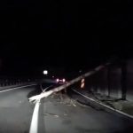 Copac cazut pe drum pe Valea Oltului Valcea