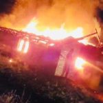 Flacarele au distrus o casa din Iacobeni