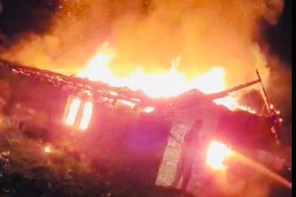 Flacarele au distrus o casa din Iacobeni