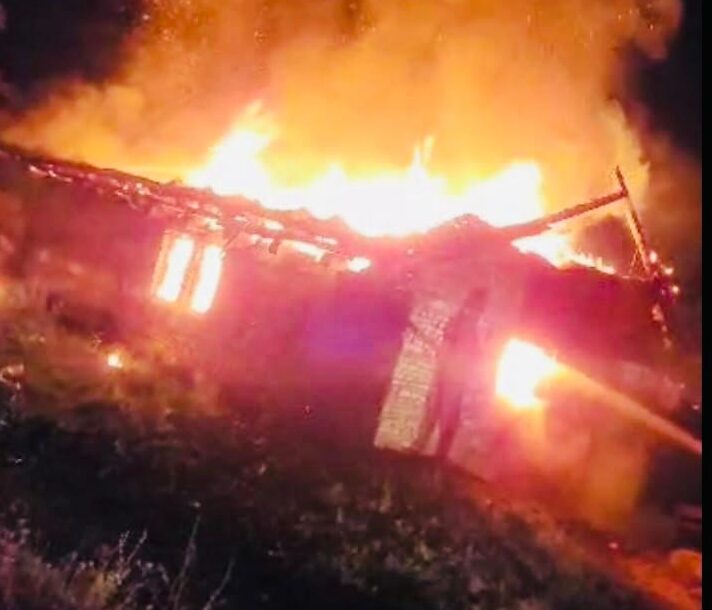 Flacarele au distrus o casa din Iacobeni