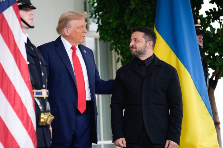 Gest simbolic Zelenski i a daruit lui Trump crosa unui soldat ranit