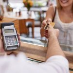 Guvernul elimina plafonul de 50000 lei la plati cu cardul