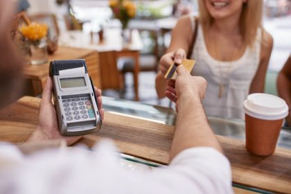 Guvernul elimina plafonul de 50000 lei la plati cu cardul