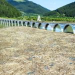 Imagini alarmante la Barajul Bicaz Lemnul acopera lacul