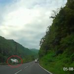 Imagini cu masina cazuta in Olt marti dimineata